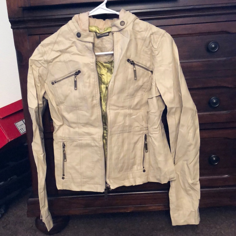 Super cute light colored leather jacket!